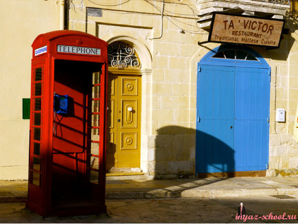 Красная телефонная будка на Мальте